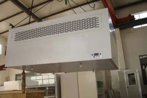 潔凈層流罩有風(fēng)機(jī)內(nèi)裝和風(fēng)機(jī)外接兩種，安裝方式有懸掛式和落地支架式兩種